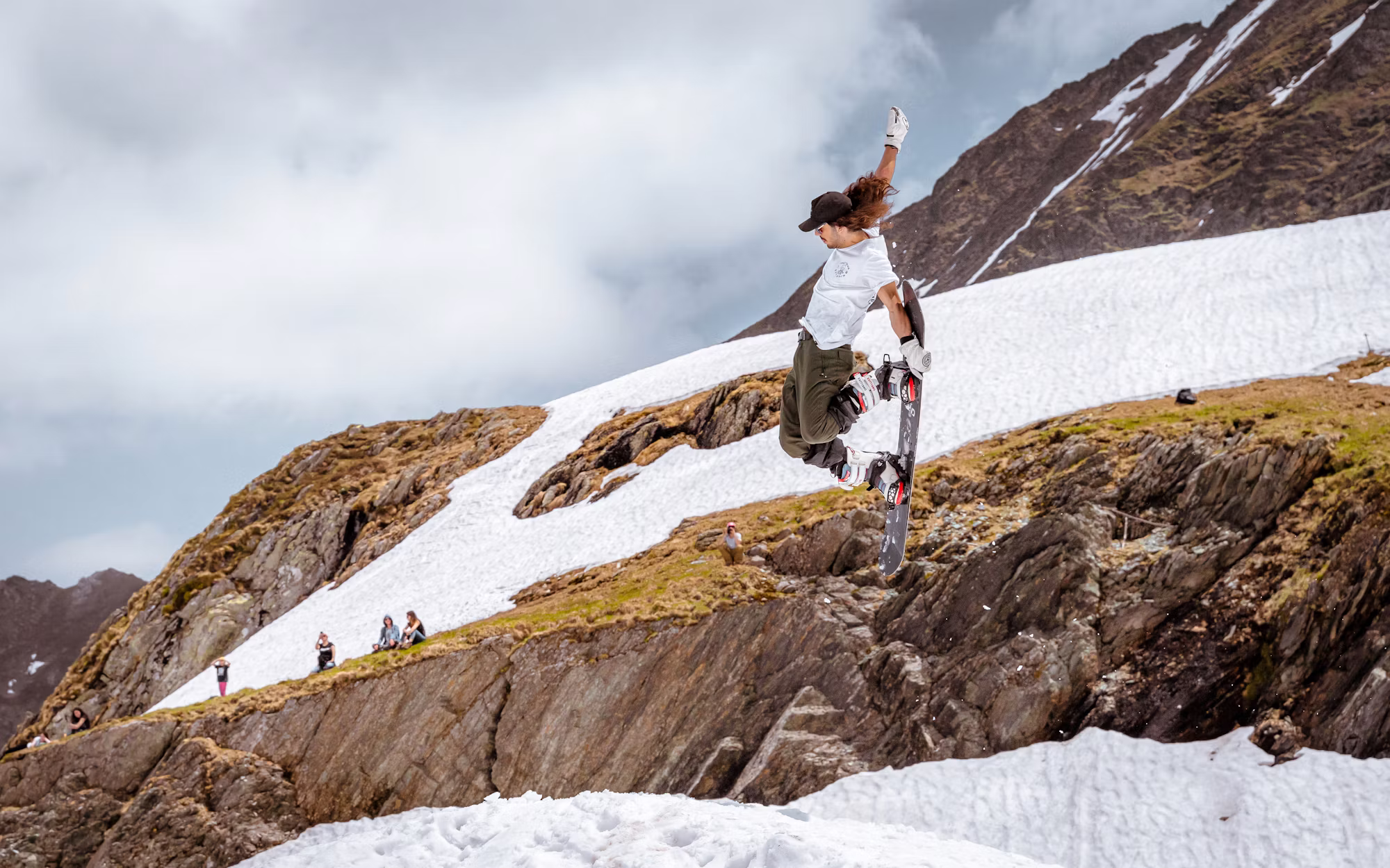 Exploring the Thrill of Freeride Snowboarding